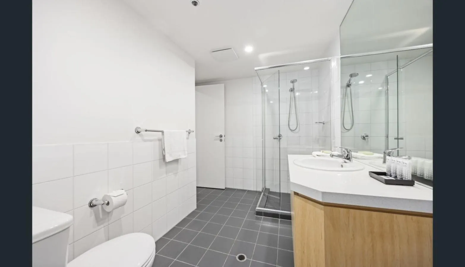Happy Bnb Deluxe Suit In Adelaide Cbd 0*,